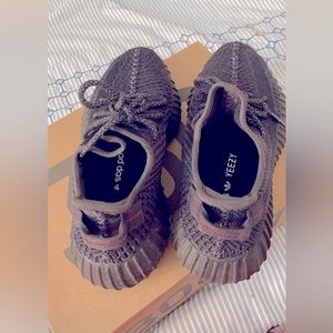 Black Yeezys size 7